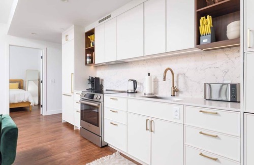 Bay Village Apartamento | Back-Bay 2BR Condo w Roof top, Gym, Parking