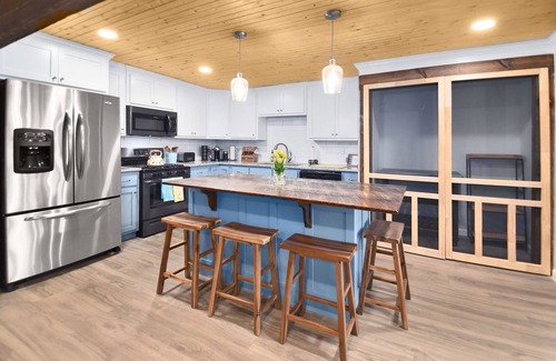 New London Casa | Back Dat Boat Up Lakehouse