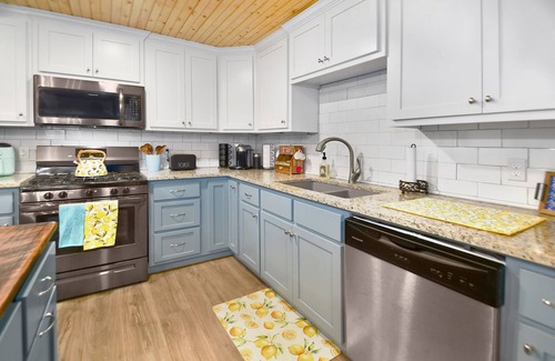 New London Casa | Back Dat Boat Up Lakehouse