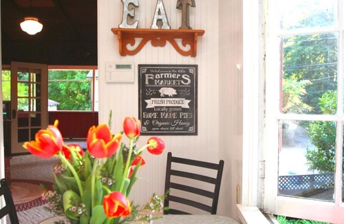 Guerneville Casa | Back in the Day! Redwoods! Walk to River!! BBQ Grill! Fast WiFi!! Dog Friendly!