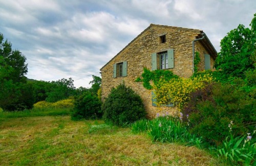 Laudun Casa | Volver a lo básico, granja provenzal perdida en los viñedos de Provenza.