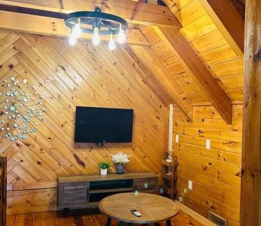 Cosby Apartamento | Back to Creek, Pool Table, Firepit & Grill