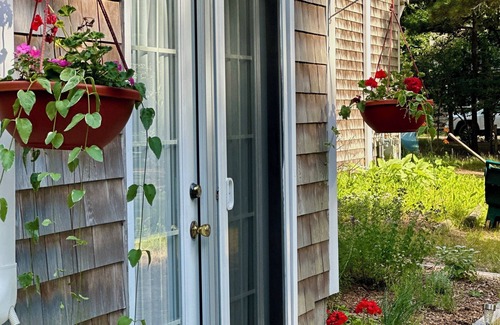 Eastham Apartamento | BACK TO NATURE: RIGHT OF THE BIKE TRAIL!