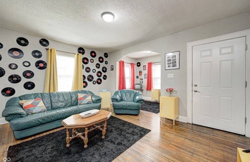Mapleton/Fall Creek Casa | Back to the 80s: Themed Getaway