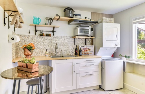 Beaverton Apartamento | Backs to Wetlands: Tranquil Beaverton Retreat!