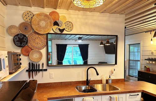 Parrish Casa | Backyard Bungalow, lake view, foodie friendly kitchen, and peaceful atmosphere.