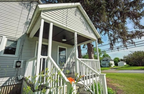 South Burlington Casa | Backyard Bungalow 2BR Near BTV + Fenced Yard