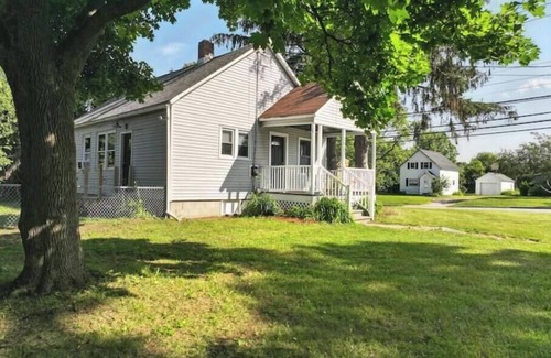 South Burlington Casa | Backyard Bungalow 2BR Near BTV + Fenced Yard