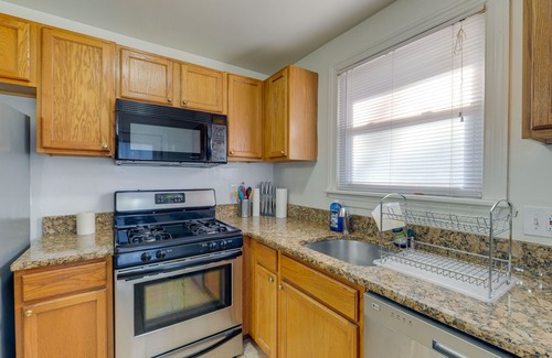 Newington Casa | Backyard + Deck: Family-Friendly Lorton Home!