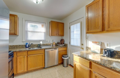 Newington Casa | Backyard + Deck: Family-Friendly Lorton Home!
