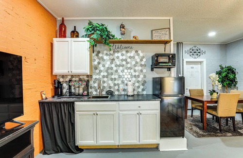 Sumter Apartamento | Backyard Oasis w/ Pool: Sunny Sumter Studio!