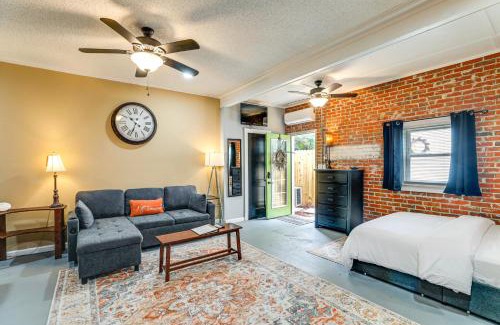 Sumter Apartamento | Backyard Oasis with Pool Sunny Sumter Studio!