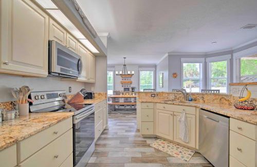 Crystal River Casa | Backyard Oasis with Pool Airy Crystal River Retreat