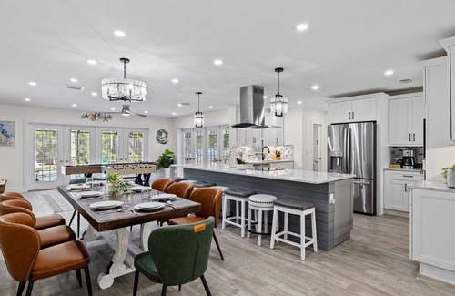 Palma Sola Casa | Backyard Paradise! Saltwater Pool, Games, Fire Pit