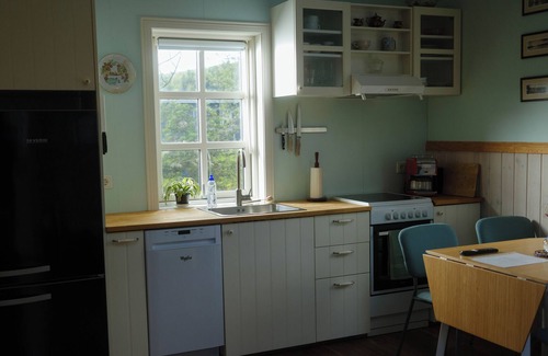 Hveragerdi Cabina | Backyard Turquoise House. Cozy cabin with hot tub and sauna.