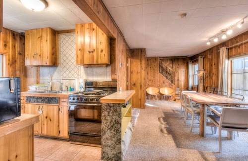 Tahoe Island Cabina | Badger Basin - 30+ Day Vacation Home Rental