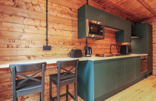North Luffenham Cabaña | BADGER'S BURROW, pet friendly, with hot tub in Edith Weston