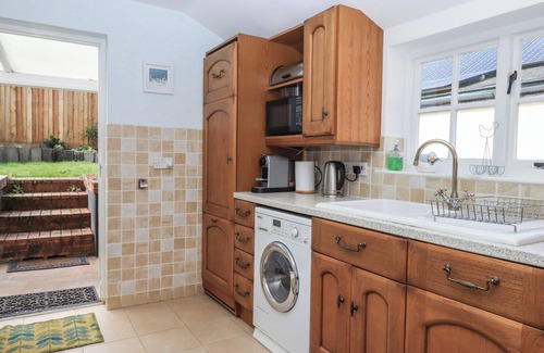 Budleigh Salterton Cabaña | BADGER'S DEN, pet friendly, with a garden in Budleigh Salterton