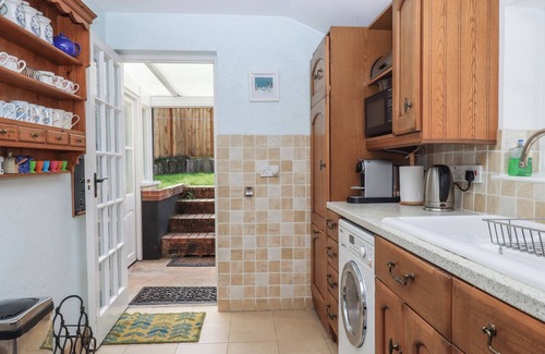 Budleigh Salterton Cabaña | BADGER'S DEN, pet friendly, with a garden in Budleigh Salterton