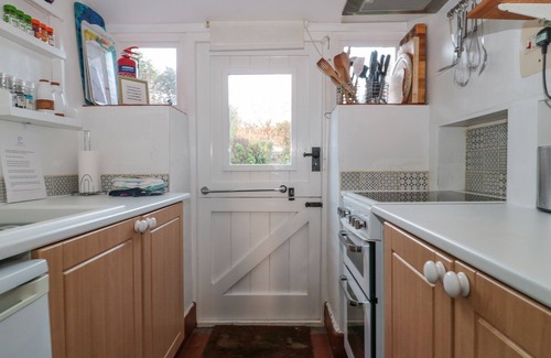 Littlebredy Cabaña | BADGERS COTTAGE, pet friendly, with open fire in Chickerell