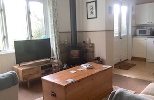 Burgh Island Cabina | Badgers Den, cosy lodge quiet countryside area near to beach in Bantham S. Devon