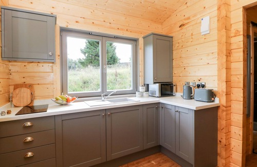 North Bitchburn Cabaña | BADGERS SETT, pet friendly, with hot tub in Staindrop
