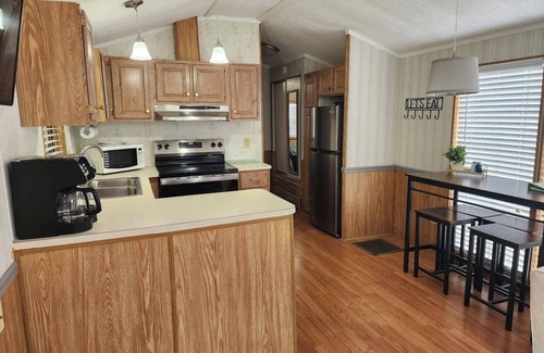New London Casa | Badin Shores Lake Home Lots of Amenities