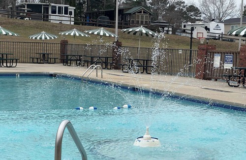 New London Casa | Badin Shores Lake Home Lots of Amenities