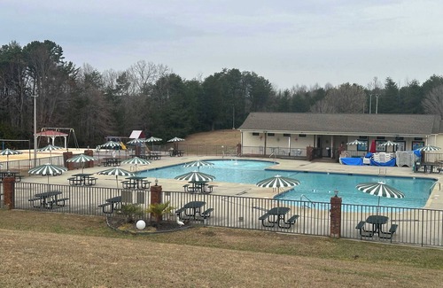 New London Casa | Badin Shores Lake Home Lots of Amenities