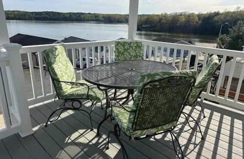 New London Casa | Badin Shores Resort - Excellent Lake View Home - Pools & Lots of Amenities - Great Porch Area - Family