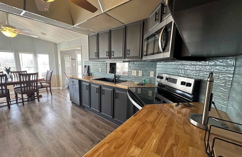 New London Casa | Badin Shores Resort - Excellent Lake View Home - Pools & Lots of Amenities - Gre