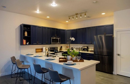 Dania Beach Casa | BaeCation Dania! Near Fort Lauderdale Airport, beach & casino! pool & jacuzzi!