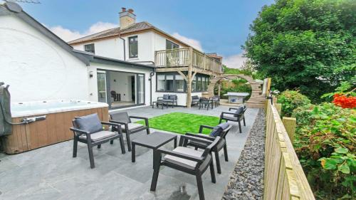 Georgeham Casa | Bag-End House - Unique home with Balcony, Beautiful Views, Ping Pong and Hot Tub option - Sleeps 14