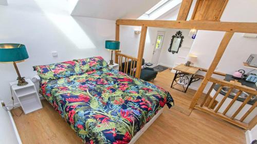 Georgeham Casa | Bag-End House - Unique home with Balcony, Beautiful Views, Ping Pong and Hot Tub option - Sleeps 14