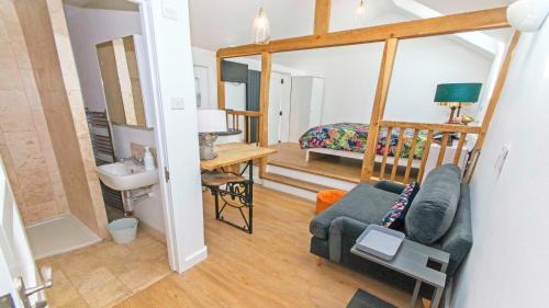 Georgeham Casa | Bag-End House - Unique home with Balcony, Beautiful Views, Ping Pong and Hot Tub option - Sleeps 14