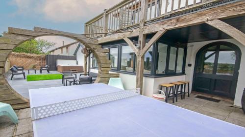 Georgeham Casa | Bag-End House - Unique home with Balcony, Beautiful Views, Ping Pong and Hot Tub option - Sleeps 14