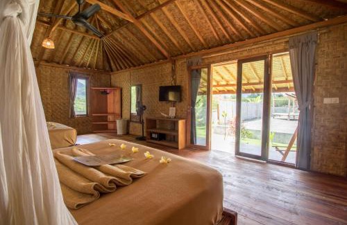 Sekongkang Complejo | Baha Baha Villas West Sumbawa Yoyos Wellness Center, Gym, Yoga, Skate Park, Bar & Cafe