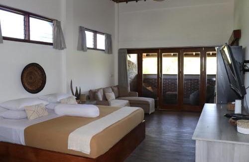 Sekongkang Complejo | Baha Baha Villas West Sumbawa Yoyos Wellness Center, Gym, Yoga, Skate Park, Bar & Cafe