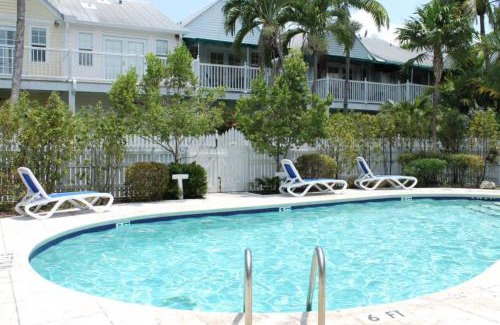 Bahama Village Casa | Bahamian Reed by AvantStay Walk to Everything w Community Pool Week Long Stays Only