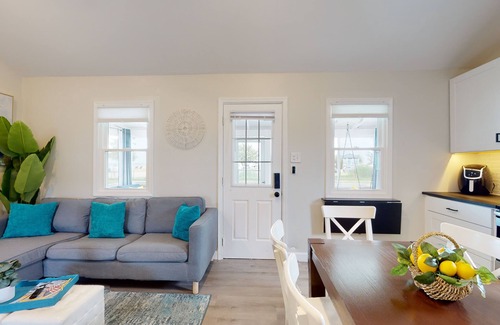 Chesapeake Beach Cabaña | Bahia Breeze - Beachfront Cottage
