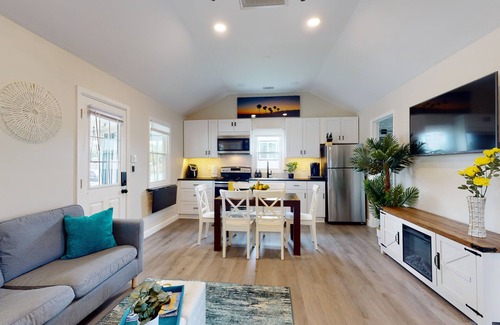 Chesapeake Beach Cabaña | Bahia Breeze - Beachfront Cottage