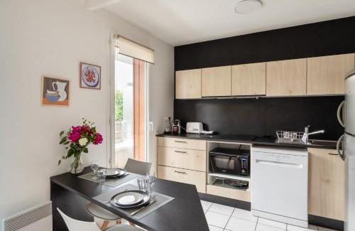 Francisco-Ferrer - Vern Apartamento | Bahibé - Balcon et parking au calme proche gare