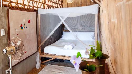 Gubat Casa | Baia Nest BUGIW Self-Service Cottage by the Road and Near the Beach, Pet Friendly with a Fee