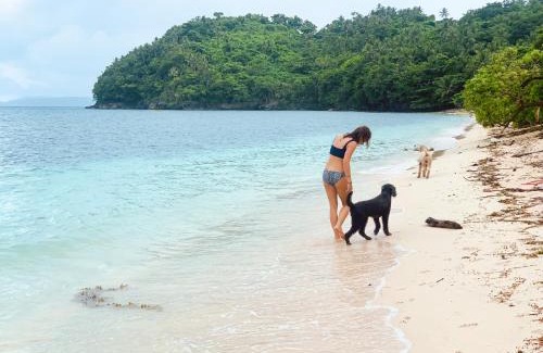 Gubat Casa | Baia Nest BUGIW Self-Service Cottage by the Road and Near the Beach, Pet Friendly with a Fee