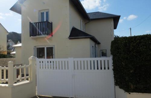 Jullouville Villa | BAIE MT ST MICHEL , JULLOUVILLE , VILLA Caprice Rdc , 50 m Mer ,7 pers , Prés Plage DDAY