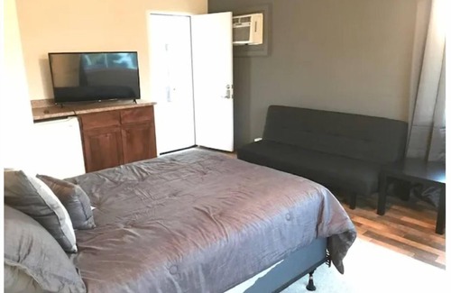 Yuma Casa | Bailey House BUNGALOW at Martinez Lake Resort!