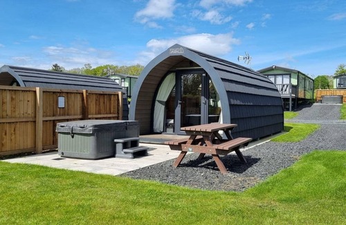 Coldstream Cabaña | Baird's Chalet (Pet Friendly)