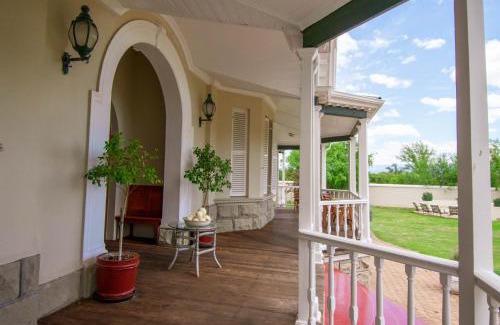 Oudtshoorn Casa | Bakenskraal Ostrich Palace