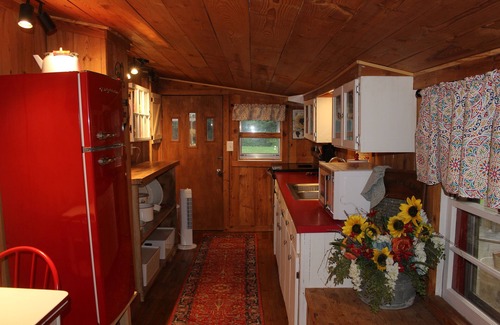 Crumpler Cabaña | Baker's Cottage - Relax in this quiet mountain cottage by the creek.
