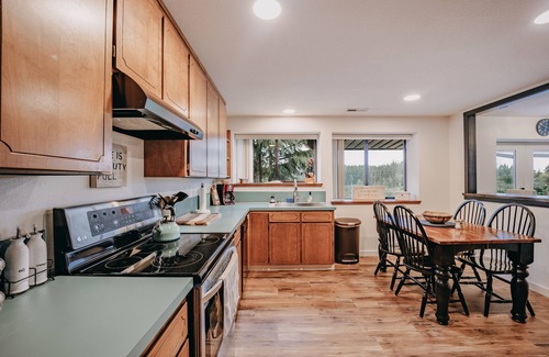 Camano Island Apartamento | Baker View Lodging with hot tub, sound, mountain, and territorial views.
